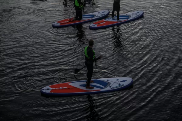 Saullēkts uz SUP jūrā