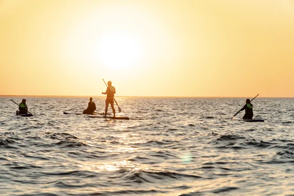 Saulriets uz SUP jūrā