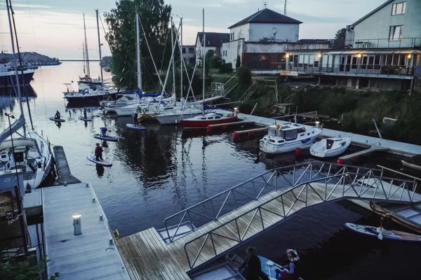 Saulgriežu saullēkta sagaidīšana uz SUP jūrā