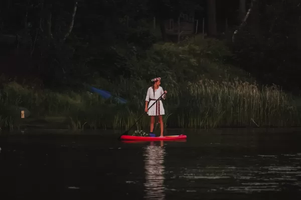 Saulgriežu saullēkta sagaidīšana uz SUP jūrā