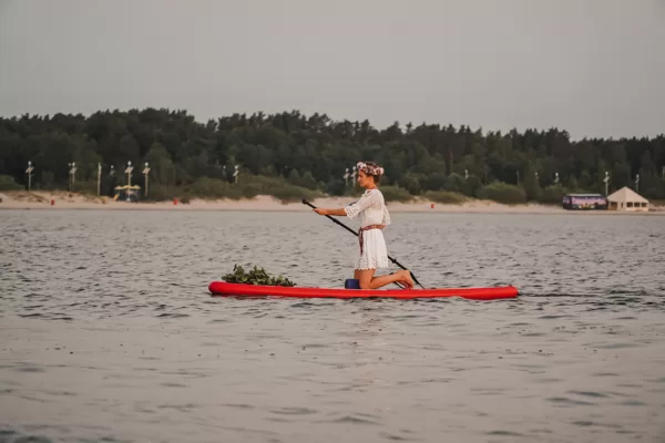 Saulgriežu saullēkta sagaidīšana uz SUP jūrā