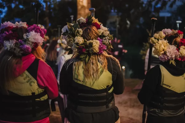 Saulgriežu saullēkta sagaidīšana uz SUP jūrā