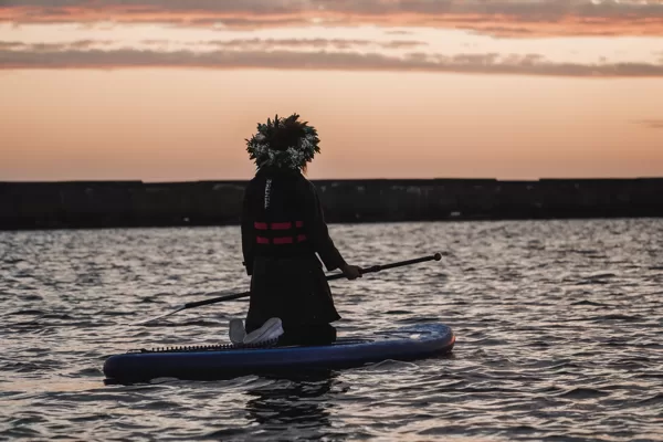 Saulgriežu saullēkta sagaidīšana uz SUP jūrā