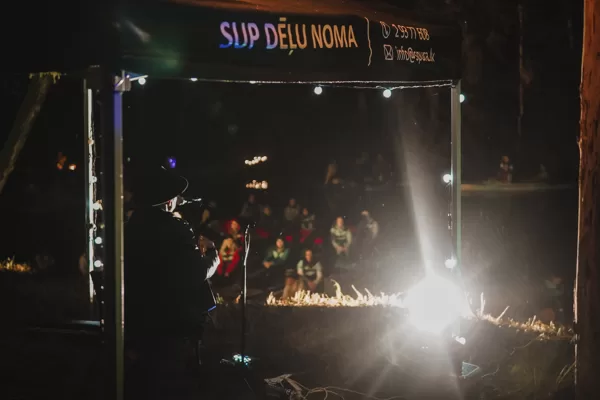 Koncerti uz SUP dēļiem dabā